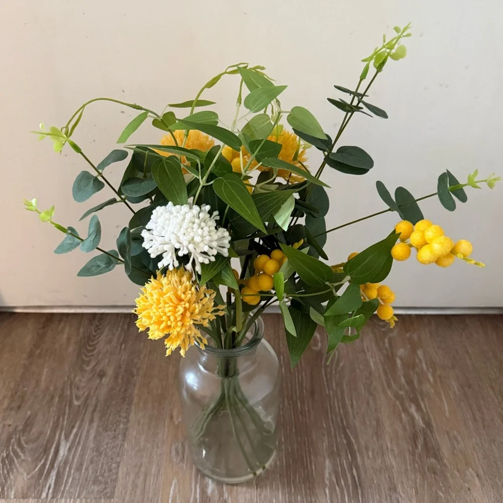 Kohl's Faux Floral Arrangement Yellow White Flowers Clear Glass Vase 7.5”